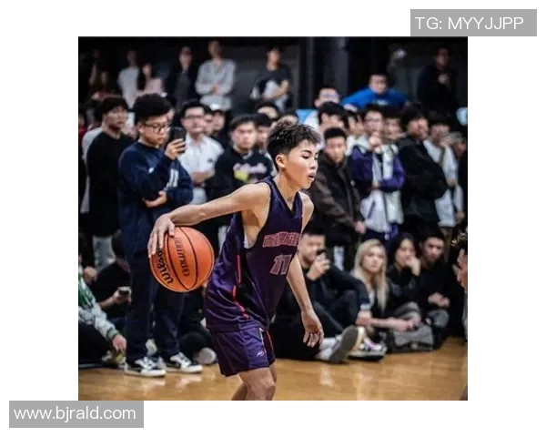 篮球球星挑战足球场 激烈对抗展现运动员跨界魅力