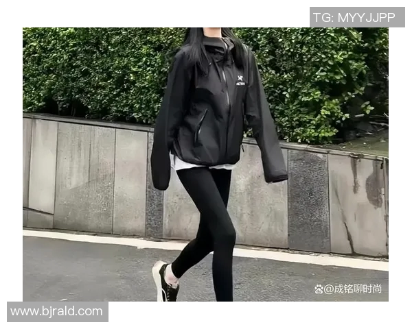 足球球星时尚穿搭展示冲锋衣潮流风采引领街头潮流风尚