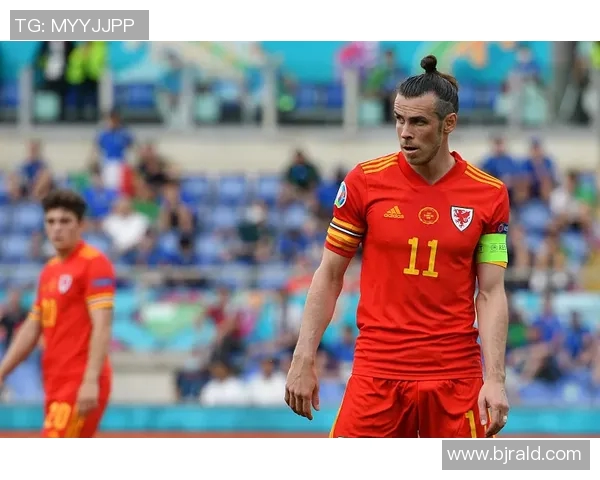 两大足球巨星争霸赛 谁能笑傲绿茵场顶尖对决揭秘 两大足球巨星争霸赛 谁能笑傲绿茵场顶尖对决揭秘